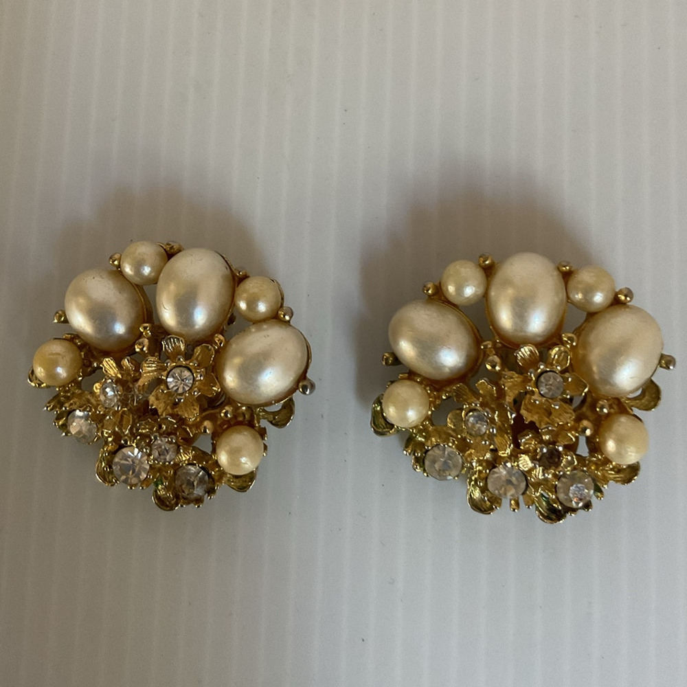 Vintage Gold Tone Faux Pearl Rhinestone Cluster Clip On Earrings Statement - Picture 2 of 7